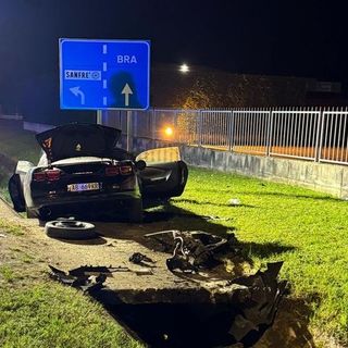 Auto fuori strada nella notte a Sanfrè