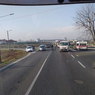Scontro tra auto e furgone a Savigliano all'incrocio con Strada Sanità