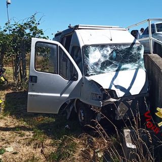 Furgone camperizzato fuori strada sulla Saluzzo-Savigliano. Un ferito