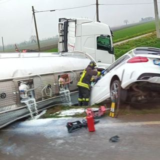 Incidente sulla provinciale tra Savigliano e Marene: coinvolte due auto e un camion cisterna