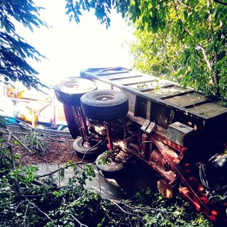 Trattore si ribalta sul cavalcavia a Trinità: lievemente ferito il conducente