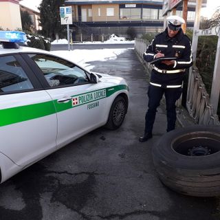 Fossano: tir perde una ruota e abbatte recinzione di un'abitazione, individuato dalla Polizia Locale