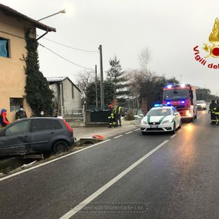 Auto contro muretto di una casa ai Trucchi di Cuneo, feriti lievi