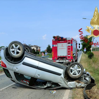 Auto si cappotta in località Trucchi di Cuneo. Incastrato il conducente, non è grave