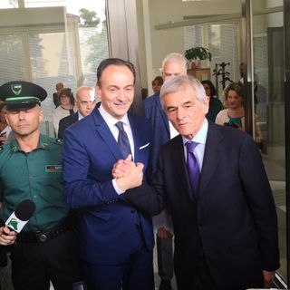 Cirio si insedia in piazza Castello: stretta di mano e abbraccio con Chiamparino