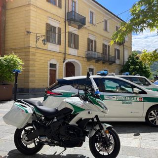 Dronero, non si ferma all'alt e tenta di investire i vigili che sparano alle gomme