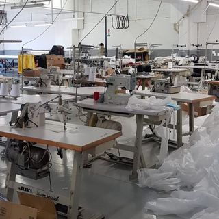 La Polizia scopre un centro illegale per produrre mascherine a Torino, operavano per conto di una ditta cuneese