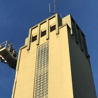 Lavori al cinema Monviso di Cuneo per il distacco di pezzi di intonaco dalla torre Littoria