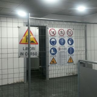 Una foto scattata stamattina: i lavori al via nei bagni della zona Arrivi di Levaldigi