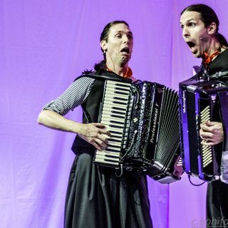 A Bene Vagienna in scena "Les jumeaux": Davide e Mauro Borra per la prima volta danno spettacolo a casa loro