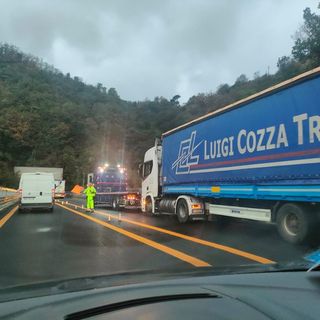 Mezzo pesante in avaria sulla A6: traffico in tilt tra Savona e Altare (FOTO)