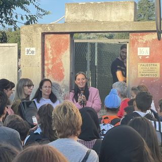 L'assessore all'istruzione Francesca Bertazolli con alcuni alunni all'inizio dell'anno scolastico 2023 (immagine di repertorio)