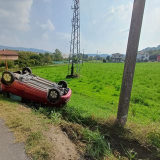 Macchina esce di strada e si ribalta in via Moglia a Cherasco: intervento dei soccorritori