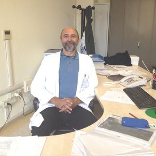 Marco Lorenzi, direttore del Servizio di Immunoematologia e Trasfusionale di Cuneo: "Chiamate il centro trasfusionale e prenotate. Donare il sangue in ospedale è sicuro"