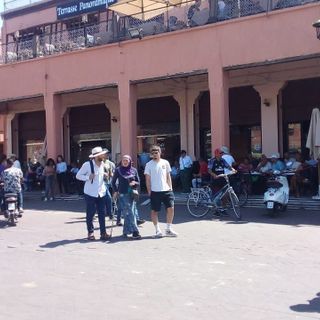 Una voce diversa dal Marocco: "C'è enorme bisogno di aiuto, ma non a Marrakech. Qui la vita è quella di sempre"