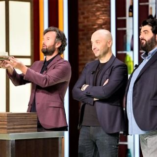 I giudici Carlo Cracco, Joe Bastianich e Antonino Canavacciuolo mostrano ai concorrenti il "Blu di Morozzo"