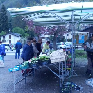 Protestano gli ambulanti di Limone: “Se restiamo in quella piazza il mercato muore”