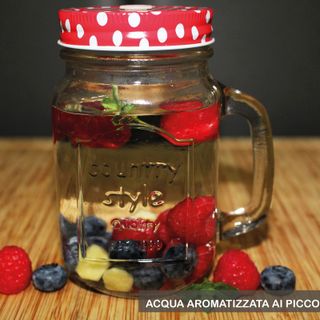 MercoledìVeg di Ortofruit: oggi prepariamo acqua aromatizzata ai piccoli frutti MercoledìVeg di Ortofruit: oggi prepariamo acqua aromatizzata ai piccoli frutti