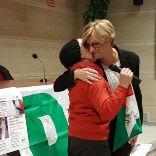 Le Iene irrompono nell’incontro di Alba. Giovannini: “Con te e Marco Minniti ci sentiamo al sicuro”