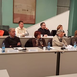 In primo piano il tavolo della minoranza. Da sinistra Giorgia Tronci, Marco Bona, Ilda Maccario, Piermario Giordano e Silvana Agosto