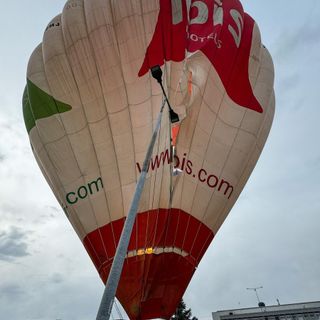 Mondovì, imprevisto per una mongolfiera: una corda rimane impigliata in un lampione