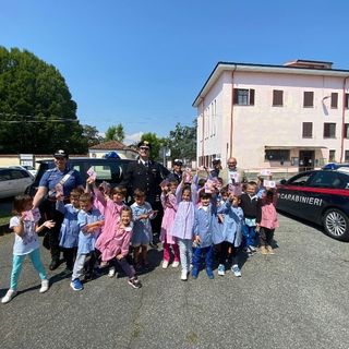 I carabinieri e gli agenti della polizia locale alla scuola dell’infanzia di Moretta I carabinieri e gli agenti della polizia locale alla scuola dell’infanzia di Moretta