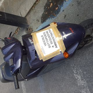 Motorino senza targa regolare né assicurazione: donna di Bra, finisce nei guai