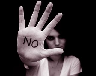 Alba: un libro per "non subire più in silenzio"