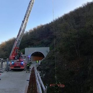 Drammatico incidente in un cantiere sulla A6: morto un operaio, chiuso il tratto autostradale