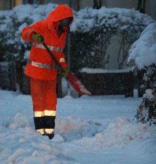 Roccavione: tanta neve sul tetto dell&amp;#039;asilo.Intervengon