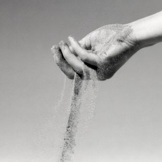 Trovato a terra agonizzante dalla madre in un appartamento di Alba: probabilmente la droga la causa della morte di un 30enne