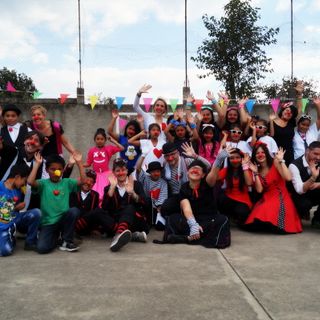 Foto di gruppo della missione 2018 con i bambini del progetto