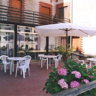 Ormea: turisti e commercianti pronti ad acquistare un hotel per non accogliere 30 profughi