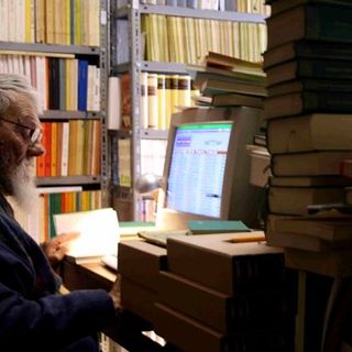 Padre Sergio tra i suoi libri