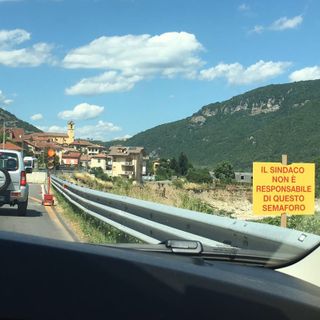 Senso unico alternato sulla SS 28, la provocazione del sindaco di Priola: "Non ne sono responsabile"