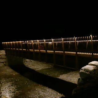 Il ponte fotografato in notturna, per apprezzarne anche l'illuminazione