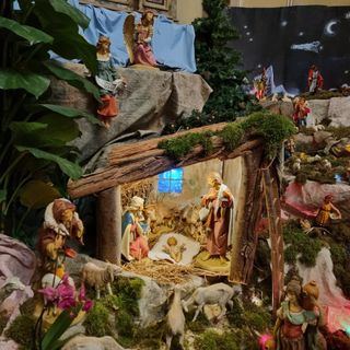 Nella foto il presepe allestito nella chiesa del monastero di Santa Chiara, a Bra