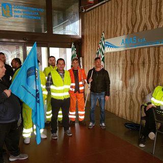 &quot;Noi vogliamo solo lavorare&quot;: gli operai del Tenda bis in presidio davanti alla sede torinese di Anas (VIDEO)