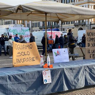 A Cuneo va in scena la protesta degli ambulanti: "Situazione insostenibile, vogliamo lavorare!" (FOTO e VIDEO)