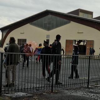 Manifestazione non autorizzata degli stagionali di Saluzzo, in 150 diretti al Comune: chiedono un tetto dopo ore all'addiaccio sotto la pioggia (VIDEO)