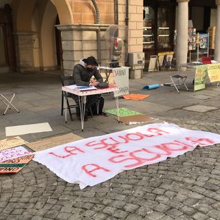 Il presidio contro la Dad davanti al comune di Cuneo