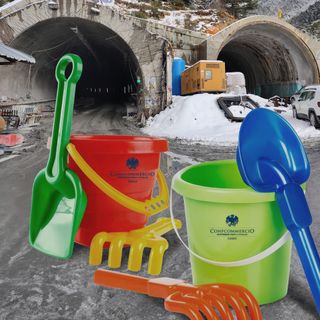 #cipensiamonoi? Con paletta e secchiello a protestare per i ritardi del Tenda bis