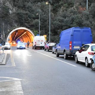 I sindaci di Airole e Olivetta San Michele contro la protesta dei tir lumaca: "Un danno economico e di immagine notevole per il nostro territorio”