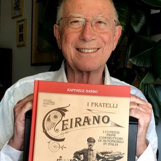 Raffaele Sasso con il libro "I fratelli Ceirano", edito da CEM
