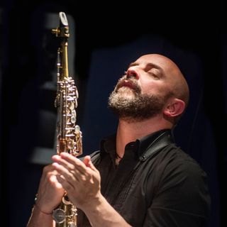 Sabato 2 luglio, ore 21, alla ex-Officina Ferroviaria di Barge il Jumble Music Quintet, guidato dal sassofonista Massimo Valentini