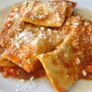 Tempo di tavole imbandite e di prelibatezze per tutti i gusti, con una preferenza per gli agnolotti al ragù