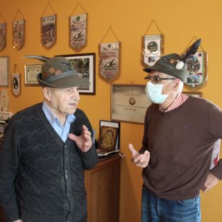 Il gruppo Ana di San Rocco Castagnaretta in visita al reduce di Russia Giuseppe Falco