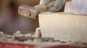 A Barge un corso di formazione sulla pietra da decorazione nei cantieri di restauro