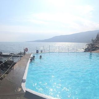 La vostra vacanza a due passi dal mare: a Le Rocce del Capo di Ospedaletti riapertura della piscina esterna e rinnovato servizio ristorante con freschi prodotti locali