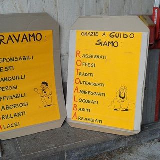 Cartelli eloquenti di fronte ai cancelli della Rotoalba